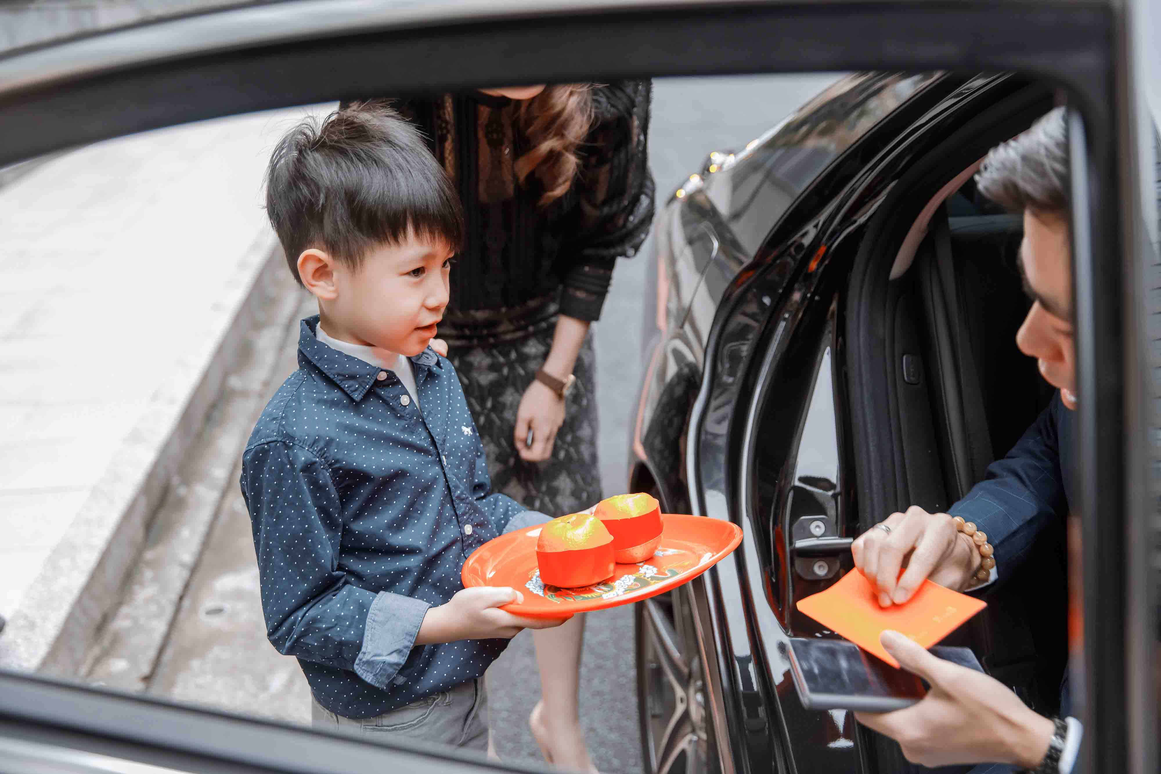 迎娶,捧橘子,開車門,小孩